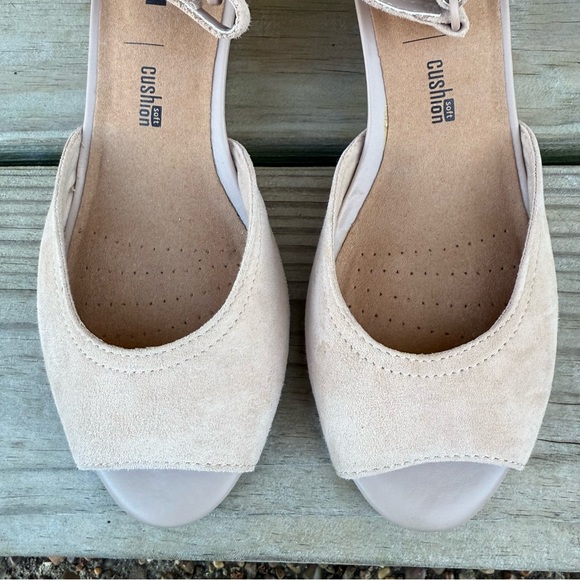 Clarks Suede Wedge Sandal Flores Raye Leather Ankle Strap Open Toe Sand Size 6.5 - Picture 9 of 15